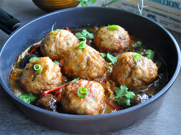 Lion's Head Meatballs with Seafood Soup