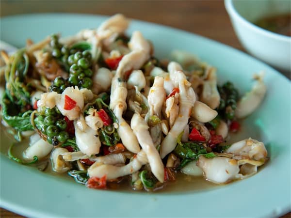 Stir-Fried Razor Clams with Garlic Moss