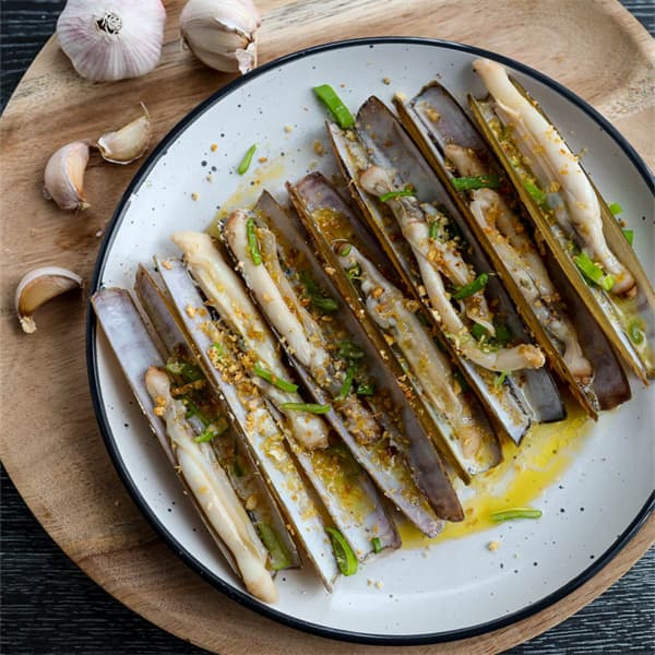 Stir-Fried Razor Clams with Garlic Moss