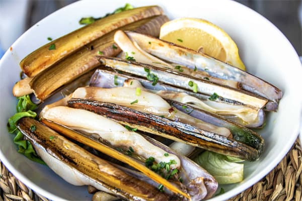 Stir-Fried Razor Clams with Garlic Moss